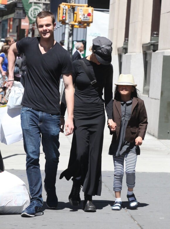 Meg Ryan et ses enfants Jack Quaid et Daisy True dans les rues de Soho à New York, le 12 mai 2013.