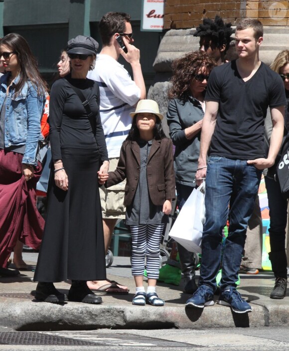 Meg Ryan et ses enfants Jack Quaid et Daisy True dans les rues de New York, le 12 mai 2013.