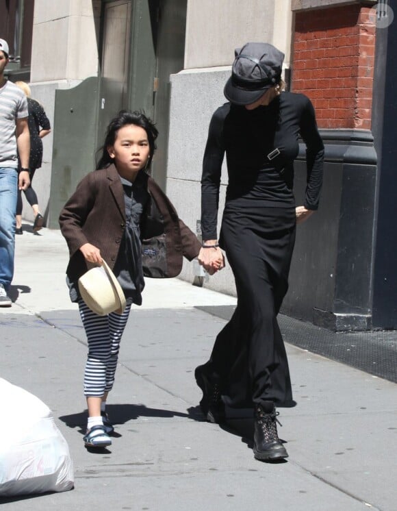 Meg Ryan et ses enfants Jack Quaid et Daisy True se baladent dans les rues de Soho à New York, le 12 mai 2013.