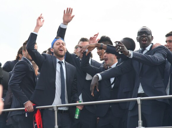 Jeremy Menez, Mamadou Sakho quittent le Parc des Princes pour fêter le titre de Champion de France au Trocadero à Paris le 13 mai 2013.