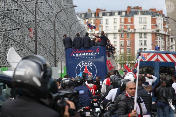 Les joueurs du PSG quittent le Parc des Princes pour fêter le titre de Champion de France au Trocadero à Paris le 13 mai 2013.