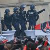 Les forces de l'ordre face à des supporters fêtant le titre de Champion de France au Trocadero à Paris le 13 mai 2013.
