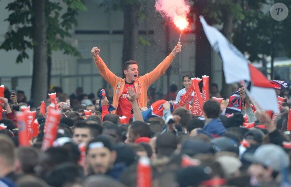 Des supporters fêtent le titre de Champion de France au Trocadero à Paris le 13 mai 2013.