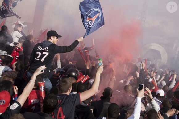 Les supporters du PSG fêtent le sacre en Ligue 1 sur la place du Trocadero à Paris le 13 mai 2013.