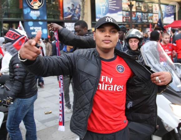 Les supporters du PSG fêtent leur victoire en Ligue 1 sur les Champs-Elysées le 13 mai 2013.
