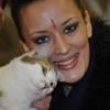 Kelly Bochenko avec un chat en novembre 2011 à Paris