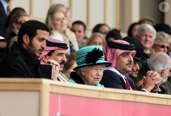 La reine Elizabeth II a suivi le Royal Windsor Ensurance en compagnie du roi de Bahreïn, le 11 mai 2013 au au Windsor Horse Show