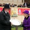 La reine Elizabeth II remettait le trophée du Land Rover International Driving Grand Prix au 5e et dernier jour du Windsor Horse Show le 12 mai 2013