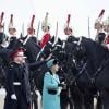 Elizabeth II remettant le Turned out Trooper Award au Windsor Horse Show le 11 mai 2013