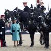 Elizabeth II remettant le Turned out Trooper Award au Windsor Horse Show le 11 mai 2013
