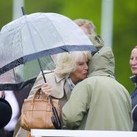 Elizabeth II et Camilla, la bise : Complices comme jamais au Windsor Horse Show