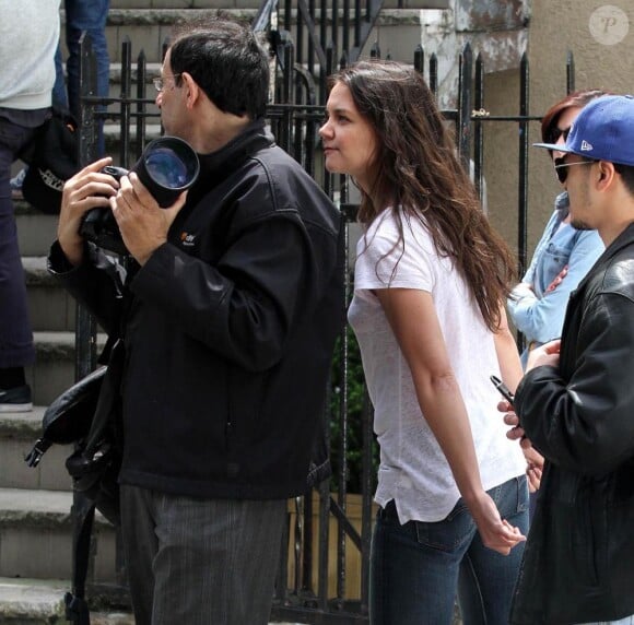 Katie Holmes s'en prend à un photographe sur le tournage du film Mania Days, à New York, le 14 mai 2013.
