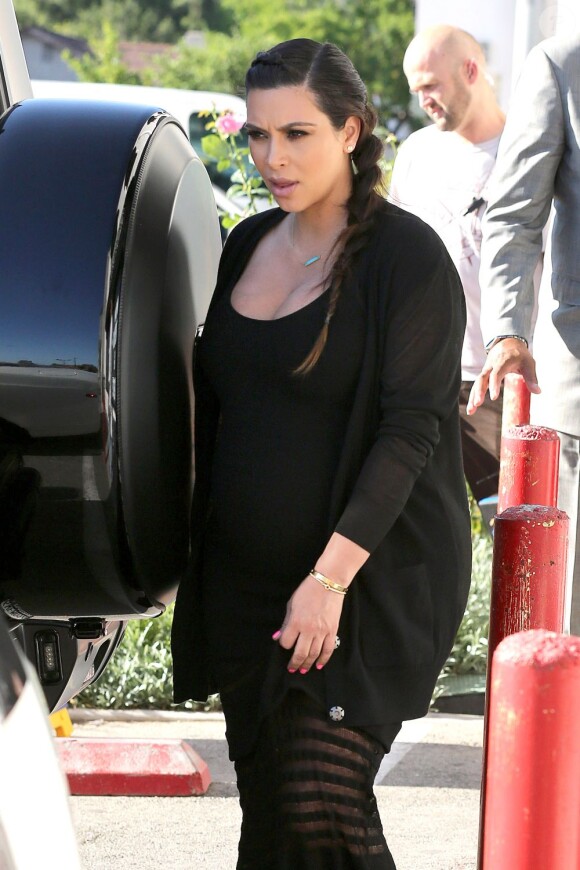 Kim Kardashian, enceinte et habillée d'une maxi-robe, assistait à un cours de réanimation cardio-pulmonaire dans un centre à Los Angeles. Le 14 mai 2013.