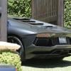 La Lamborghini Aventador noire de Kanye West légèrement rayée à l'entrée du domicile de Kim Kardashian à cause de portes électriques défaillantes. Los Angeles, le 14 mai 2013.