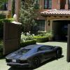 La Lamborghini Aventador noire de Kanye West légèrement rayée à l'entrée du domicile de Kim Kardashian à cause de portes électriques défaillantes. Los Angeles, le 14 mai 2013.