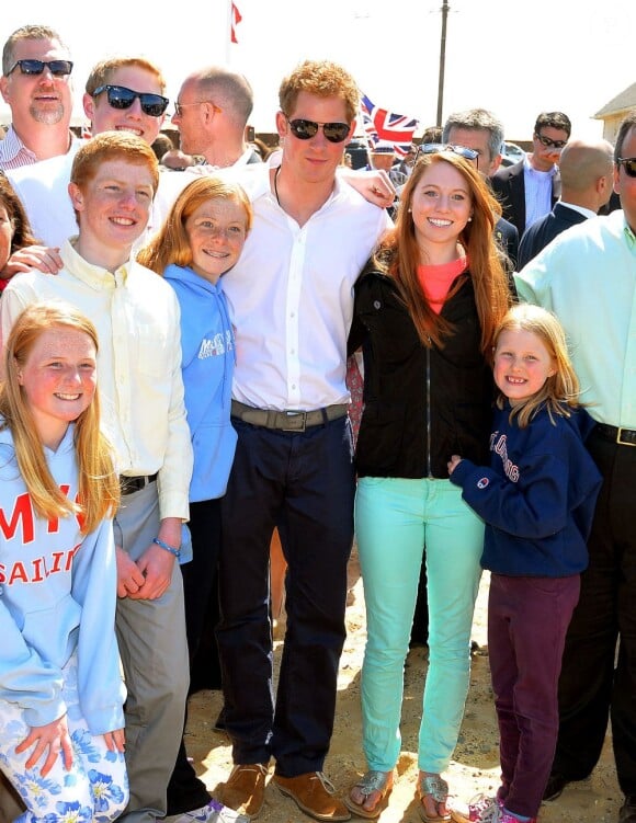 Le prince Harry pose lors de son déplacement à la rencontre de sinistrés de l'ouragan Sandy dans le New Jersey, à Mantokoling et Seaside Heights, le 14 mai 2013 lors de sa visite officielle aux Etats-Unis.