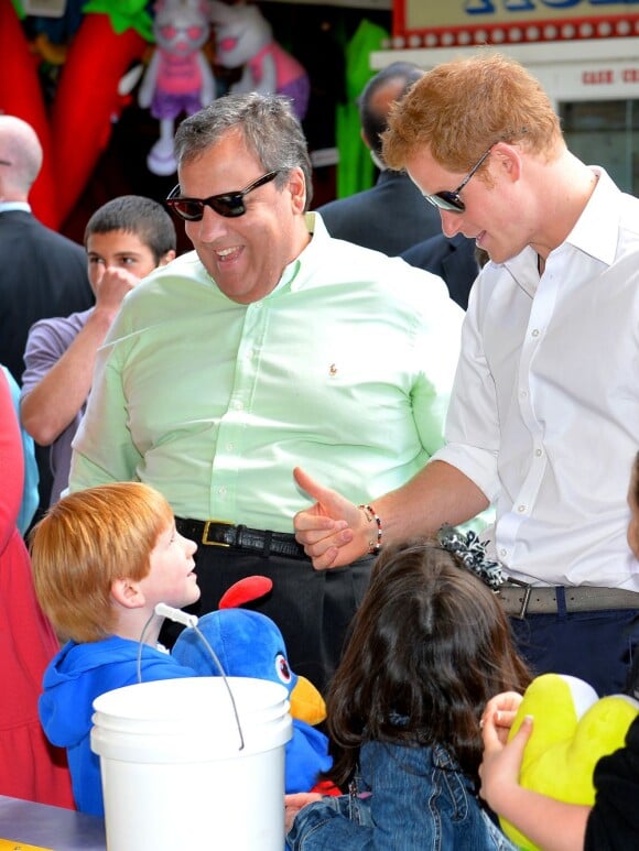 Le prince Harry à la rencontre de sinistrés de l'ouragan Sandy dans le New Jersey, à Mantokoling et Seaside Heights, le 14 mai 2013 lors de sa visite officielle aux Etats-Unis.