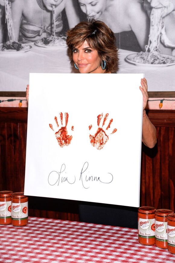 La star Lisa Rinna a laissé ses empreintes de mains au restaurant Buca di Beppo à New York. Elles ont été réalisées avec de la sauce tomate. Le 13 mai 2013.
