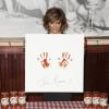 La belle Lisa Rinna a laissé ses empreintes de mains au restaurant Buca di Beppo à New York. Elles ont été réalisées avec de la sauce tomate. Le 13 mai 2013.