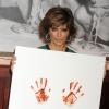 Lisa Rinna a laissé ses empreintes de mains au restaurant Buca di Beppo à New York. Elles ont été réalisées avec de la sauce tomate. Le 13 mai 2013.