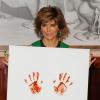 Lisa Rinna a laissé ses empreintes de mains au restaurant Buca di Beppo à New York. Elles ont été réalisées avec de la sauce tomate. Le 13 mai 2013.