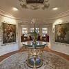 L'extravagante maison de Gianni Versace est en vente contre la somme mirobolante de 100 millions de dollars. La propriété, dans laquelle est mort le styliste, est située à Miami.