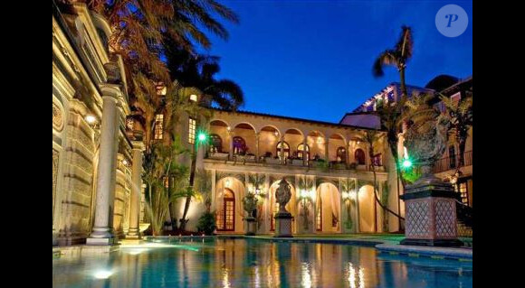 L'extravagante maison du styliste Gianni Versace est en vente contre la somme mirobolante de 100 millions de dollars. La propriété, dans laquelle est mort le styliste, est située à Miami.