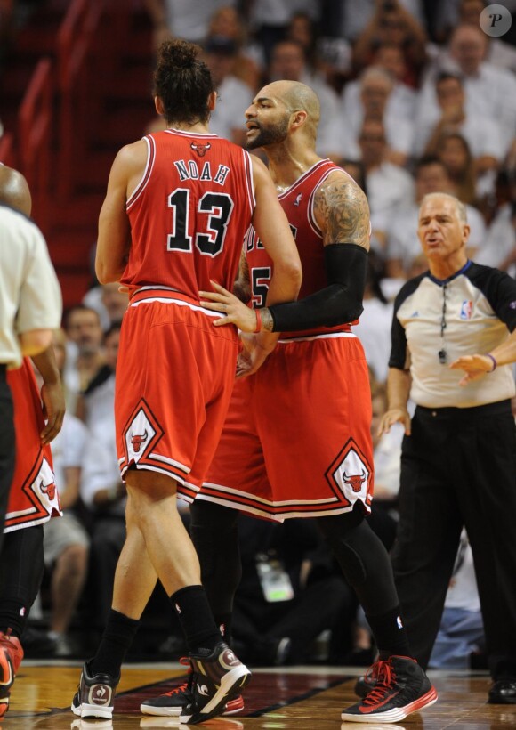 Joakim Noah et Carlos Boozer lors du match entre Miami Heat et les Chicago Bulls à l'AmericanAirlines Arena de Miami, le 15 mai 2013.