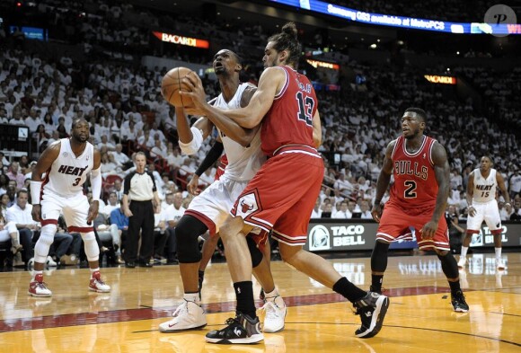 Chris Bosh et Joakim Noah lors du match entre Miami Heat et les Chicago Bulls à l'AmericanAirlines Arena de Miami, le 15 mai 2013.