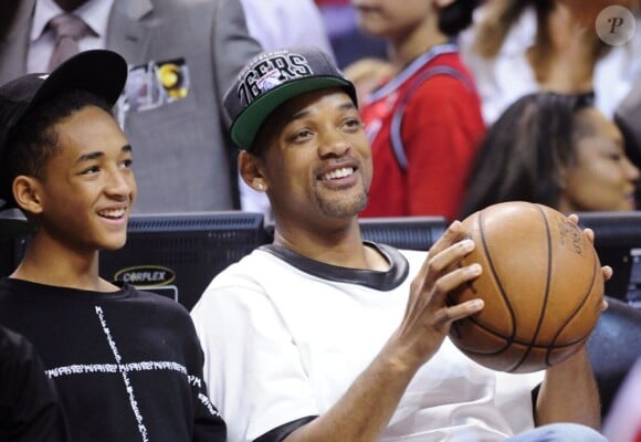 Will Smith et son fils Jaden lors du match entre Miami Heat et les Chicago Bulls à l'AmericanAirlines Arena de Miami, le 15 mai 2013.