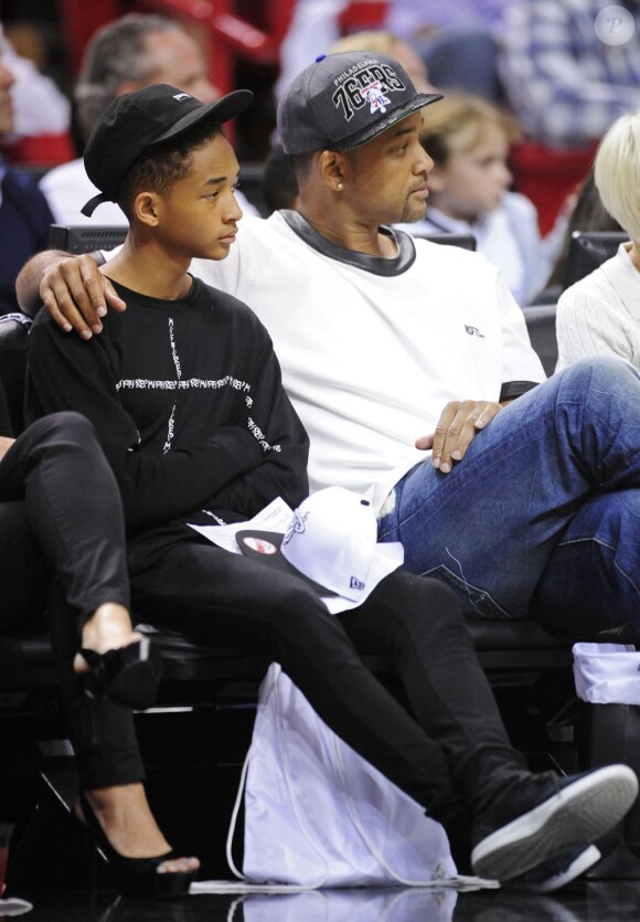 Will Smith et son fils Jaden lors du match entre Miami Heat et les Chicago Bulls à l'AmericanAirlines Arena de Miami, le 15 mai 2013.
