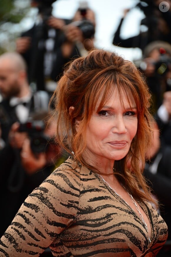 Clémentine Célarié ouvre la montée des marches de Jeune Et Jolie, premier film en compétition, au Palais Des Festivals de Cannes, le 16 mai 2013.