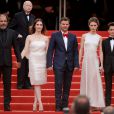 Frédéric Pierrot, Géraldine Pailhas, François Ozon, Marine Vacth et Fantin Ravat main dans la main pour la montée des marches de Jeune Et Jolie, premier film en compétition, au Palais des Festivals de Cannes, le 16 mai 2013.