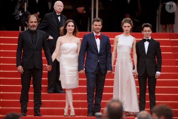 Frédéric Pierrot, Géraldine Pailhas, François Ozon, Marine Vacth et Fantin Ravat main dans la main pour la montée des marches de Jeune Et Jolie, premier film en compétition, au Palais des Festivals de Cannes, le 16 mai 2013.