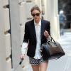 Olivia Palermo, stylée pour promener son chien Mr Butler à New York, troque son sac Louis Vuitton pour un Antigona de Givenchy. Le 16 mai 2013.