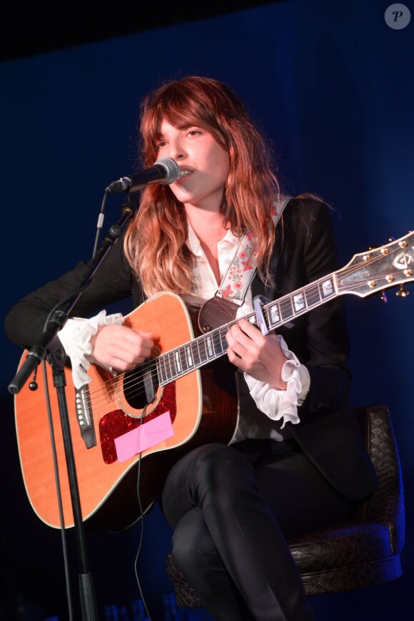 Lou Doillon pendant son concert privé au Grey Goose, carré bleu de Cannes, le 16 mai 2013.