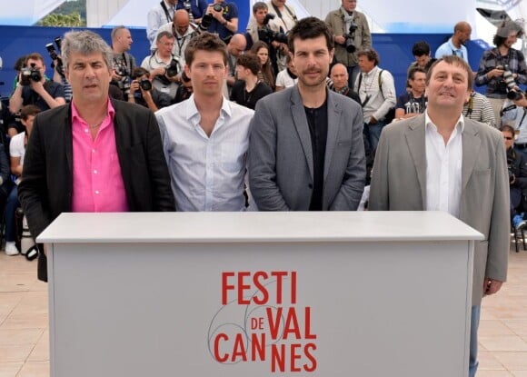 Alain Guiraudie, Pierre Deladonchamps, Christophe Paou, Patrick D'Assumcao lors du photocall du film L'Inconnu du Lac au Festival de Cannes 2013