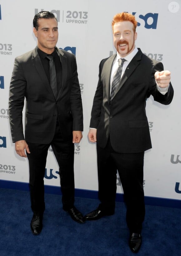Les stars du catch Alberto Del Rio and Sheamus prennent la pose chez Pier 36 à New York, pour la soirée USA Network Upfront, le 16 mai 2013.