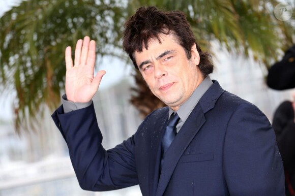 Benicio Del Toro salue le photocall du film Jimmy P. lors du 66e festival du film de Cannes le 18 mai 2013.