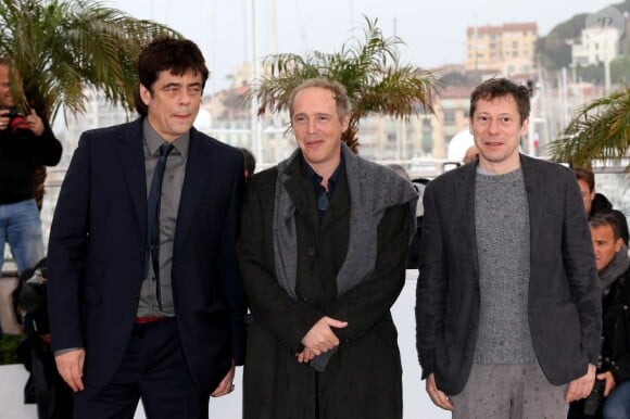 Benicio del Toro, Arnaud Desplechin, Mathieu Amalric pendant photocall du film Jimmy P. lors du 66e festival du film de Cannes le 18 mai 2013.