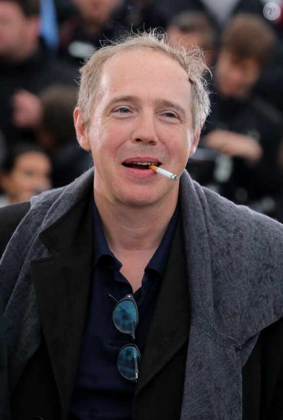 Arnaud Desplechin clope au bec pendant le photocall du film Jimmy P. lors du 66e festival du film de Cannes le 18 mai 2013.