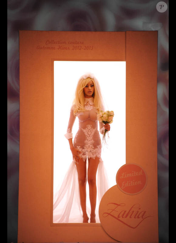 Zahia Dehar sort d'une boîte de poupée Barbie pour le final de son défilé de mode haute couture automne-hiver 2012-2013 le 2 juillet 2012 à l'hôtel Salomon de Rothschild à Paris