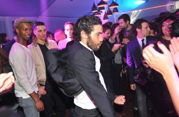 Tahar Rahim met le feu sur le dancefloor lors de la soirée du film "Grand Central" sur la plage Magnum au Festival de Cannes le 18 mai 2013
