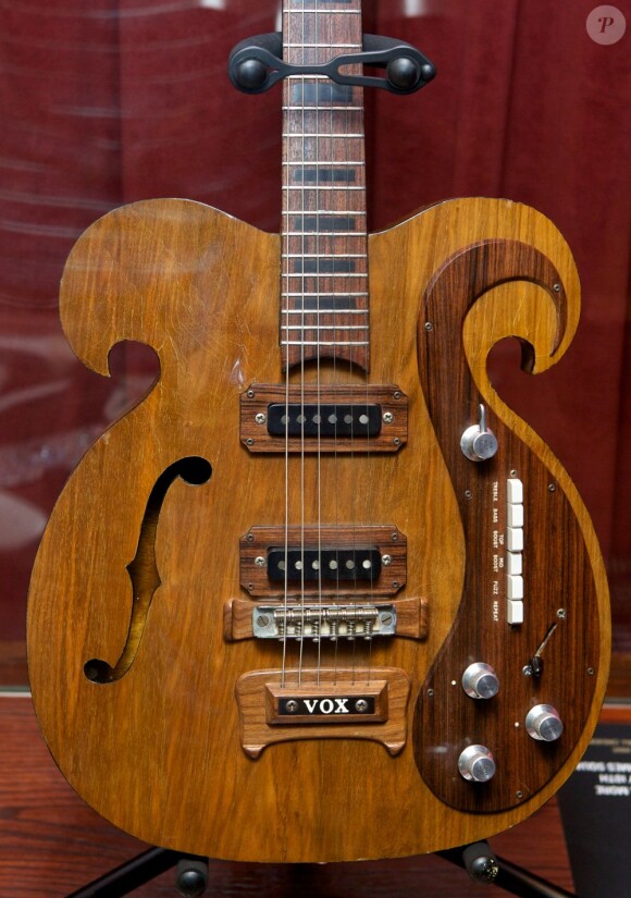 Cette guitare VOX customisée de 1969 passée entre les mains des Beatles John Lennon et George Harrison s'est vendue 408 000 dollars lors d'une vente organisée par la maison d'enchères Julien's Auctions, spécialisée dans les îcones de la musique, le 18 mai 2013 à New York.