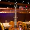Cette guitare VOX customisée de 1969 passée entre les mains des Beatles John Lennon et George Harrison s'est vendue 408 000 dollars lors d'une vente organisée par la maison d'enchères Julien's Auctions, spécialisée dans les îcones de la musique, le 18 mai 2013 à New York.