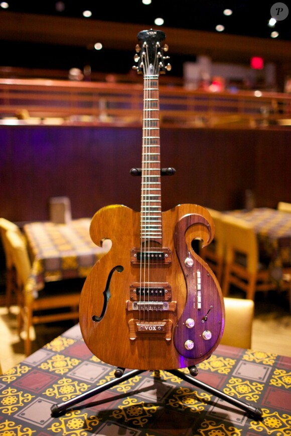 Cette guitare VOX customisée de 1969 passée entre les mains des Beatles John Lennon et George Harrison s'est vendue 408 000 dollars lors d'une vente organisée par la maison d'enchères Julien's Auctions, spécialisée dans les îcones de la musique, le 18 mai 2013 à New York.