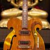 Cette guitare VOX customisée de 1969 passée entre les mains des Beatles John Lennon et George Harrison s'est vendue 408 000 dollars lors d'une vente organisée par la maison d'enchères Julien's Auctions, spécialisée dans les îcones de la musique, le 18 mai 2013 à New York.
