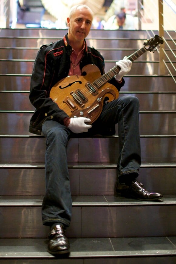 Cette guitare VOX customisée de 1969 passée entre les mains des Beatles John Lennon et George Harrison s'est vendue 408 000 dollars lors d'une vente organisée par la maison d'enchères Julien's Auctions, spécialisée dans les îcones de la musique, le 18 mai 2013 à New York.