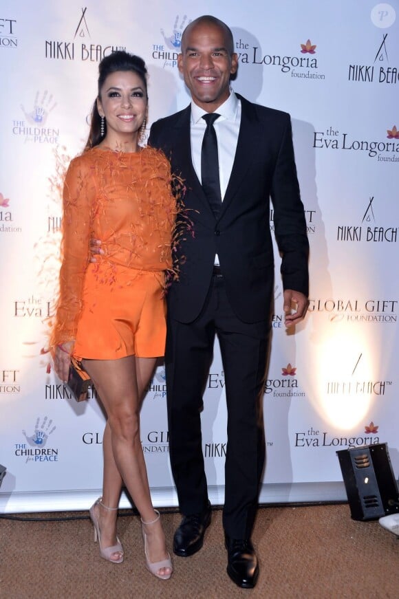 Eva Longoria, sublime en orange, avec Amaury Nolasco à sa soirée du Global Gift Gala au Nikki Beach, pendant le 66e Festival du film de Cannes, le 19 mai 2013