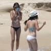Exclusif - Tallulah Willis prend en photo son amie, en vacances sur la plage de Cabo San Lucas, le 12 mai 2013.